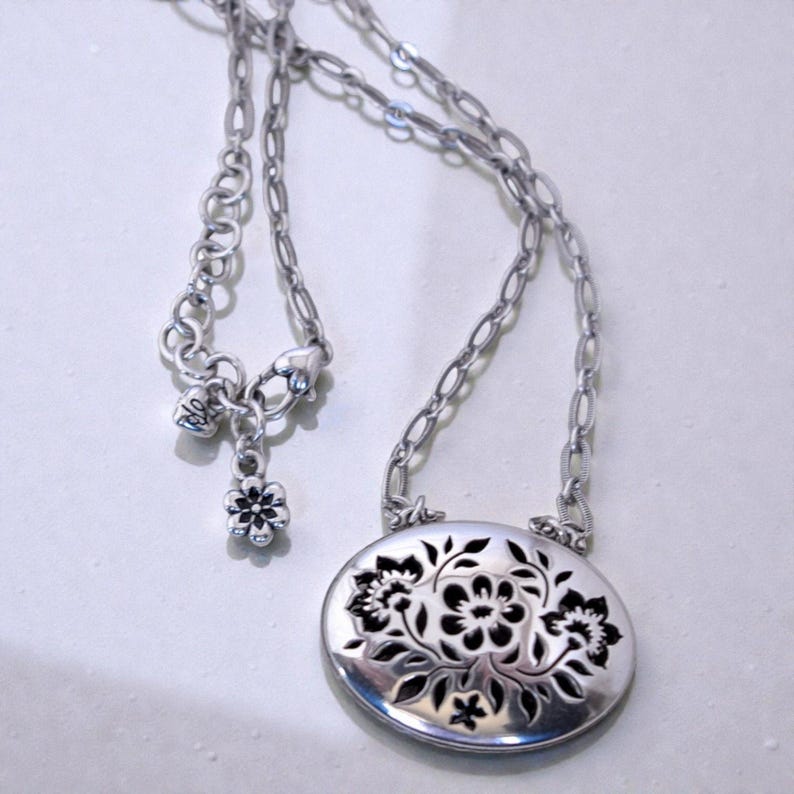 Brighton Cutout Flower Filigree Oval Pendant Necklace Textured Chain Retired image 5