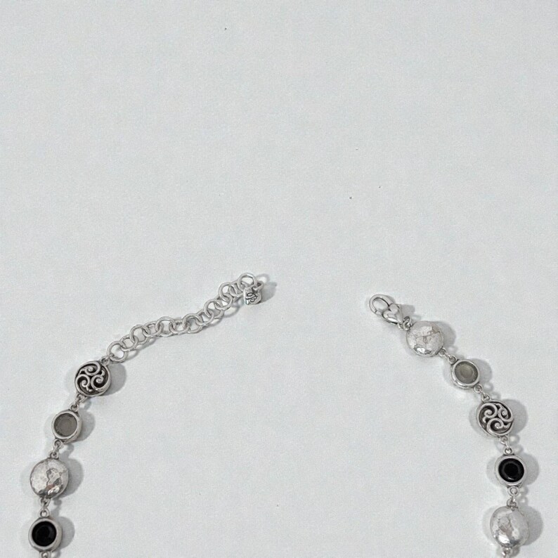 Brighton Contempo Rolle Kristallhalskette Silber über Schwarz Grau im Ruhestand Bild 4
