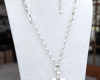 Collar con colgante de cadena larga Brighton Dauphine, plata cepillada martillada.