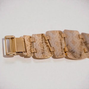 Brighton Trendoro Breites vergoldetes Gliederarmband Fold Over Snap Verschluss im Ruhestand Bild 6