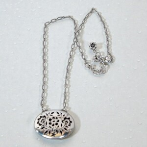 Brighton Cutout Flower Filigree Oval Pendant Necklace Textured Chain Retired image 1