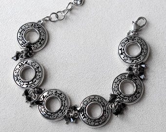 Pulsera vintage Brighton con eslabones circulares y cuentas facetadas negras, de 18-20 cm, chapada en plata. Retirada.