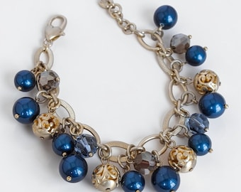 Pulsera Brighton Contempo Chic chapada en oro con cuentas, color azul oscuro y perlas, de 7 a 8 pulgadas.