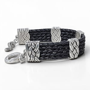 Bracciale Brighton Interlok a più file in pelle nera con nodo celtico e chiusura a moschettone argentata. immagine 1