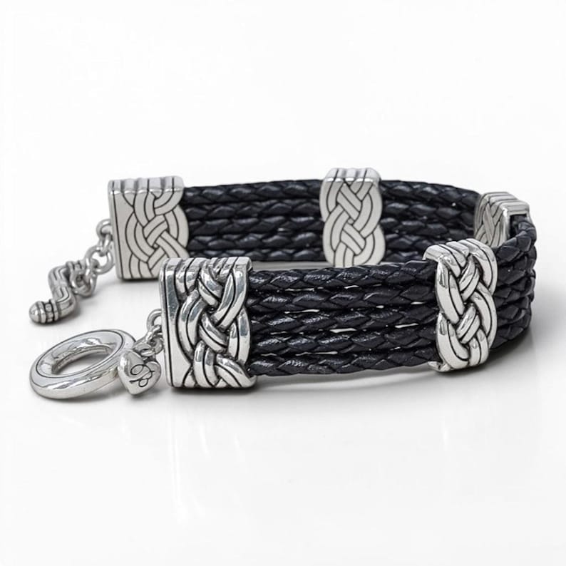 Bracciale Brighton Interlok a più file in pelle nera con nodo celtico e chiusura a moschettone argentata. immagine 1