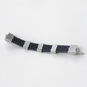 Bracciale Brighton Interlok a più file in pelle nera con nodo celtico e chiusura a moschettone argentata. immagine 4