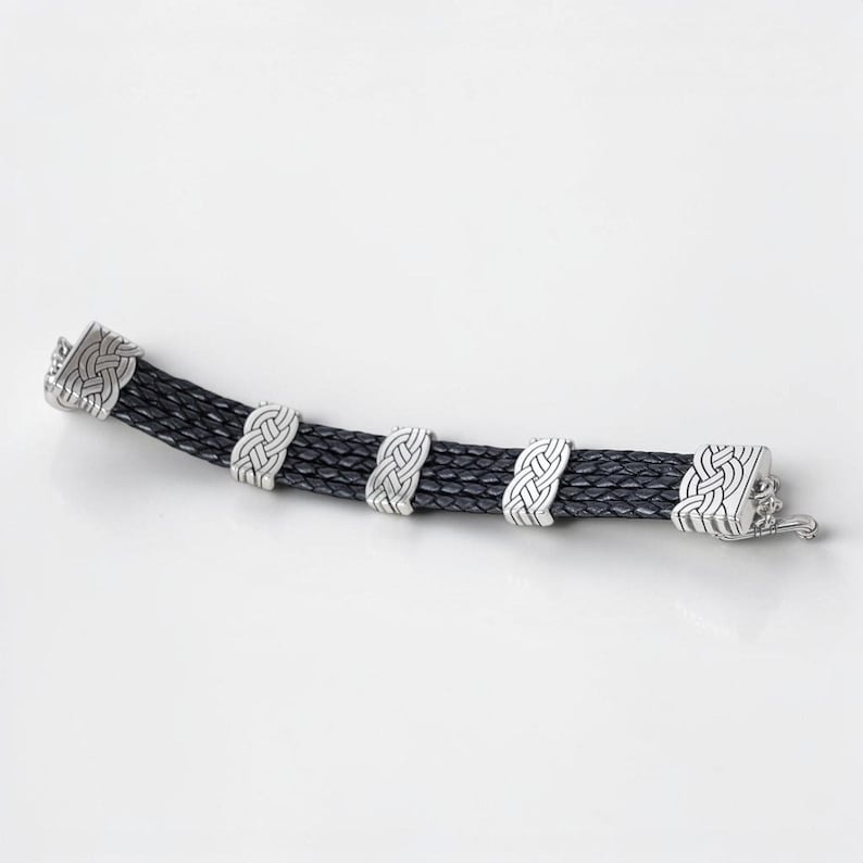 Bracciale Brighton Interlok a più file in pelle nera con nodo celtico e chiusura a moschettone argentata. immagine 4