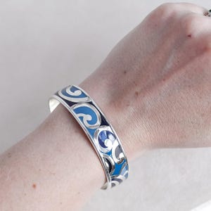 Brighton Blau Emaille Armreif Silber im Ruhestand 0,5 Zoll breit 2,5 Zoll Durchmesser Statement Stück Geschenk für Brighton Lovers Style
