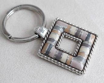 Brelok do kluczy Brighton Cabana E15221 w kolorze pastelowego różu, kwadratowy, emaliowany, wycofany z produkcji designerski brelok do kluczy