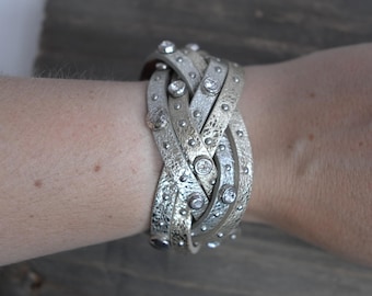 Brazalete de cuero Brighton Harlow: diseño trenzado con cristales en dos tonos