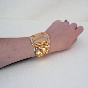 Brighton Trendoro Breites vergoldetes Gliederarmband Fold Over Snap Verschluss im Ruhestand Bild 8