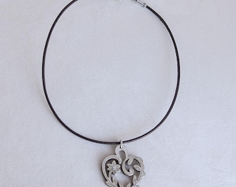 Colar com pingente de coração de madeira Brighton, cordão de couro marrom, reversível, aposentado, 18"