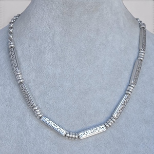 Collar de cadena con cuentas y barra grabada vintage de Brighton, chapado en plata, descatalogado, 43 cm (17 pulgadas) imagen 4