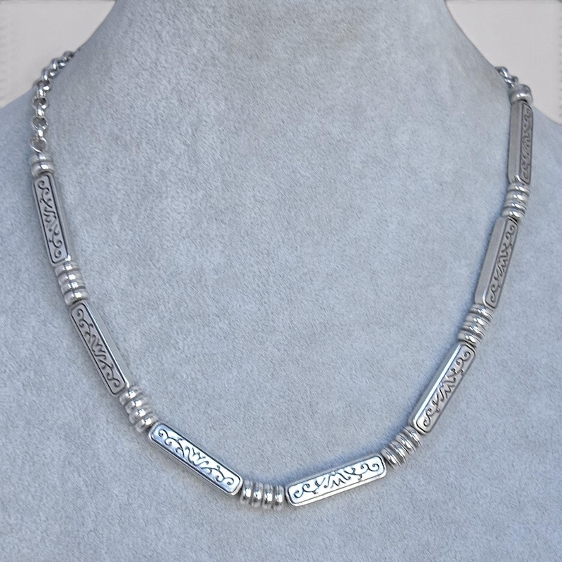 Collar de cadena con cuentas y barra grabada vintage de Brighton, chapado en plata, descatalogado, 43 cm (17 pulgadas) imagen 4