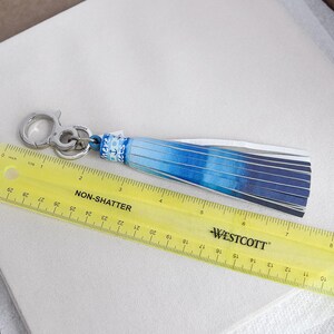 Portachiavi con nappa Brighton Sea Meets Sky: ciondolo per borsa in similpelle blu immagine 4