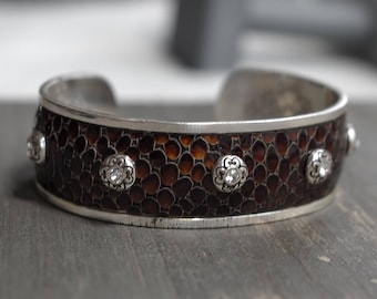 Brighton Joplin Manschette Armband Braun Leder Schuppen Nieten w / Klare Kristalle