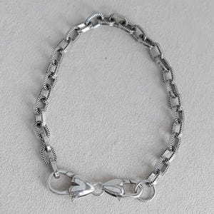 Brighton-bedelarmband ovale schakels met structuur verzilverde dubbele karabijnsluiting