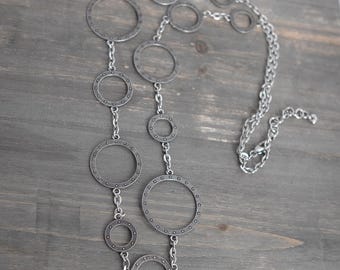 Collar de cadena circular Brighton, largo, plateado, granulado, llamativo, de 91-96 cm, joyería de diseño vintage, con capas.