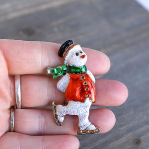 Vintage Emaille Schneemann Brosche Skating Urlaub Pin rot grün Glitter Hut
