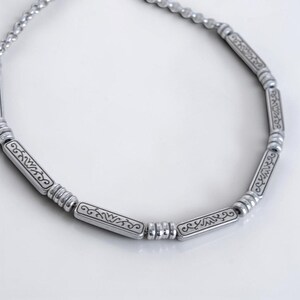 Collar de cadena con cuentas y barra grabada vintage de Brighton, chapado en plata, descatalogado, 43 cm (17 pulgadas) imagen 2