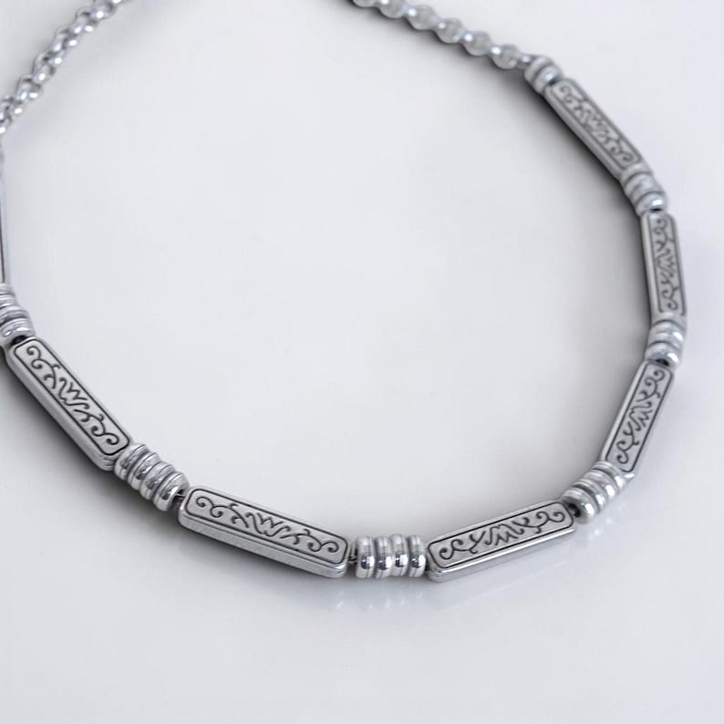Collar de cadena con cuentas y barra grabada vintage de Brighton, chapado en plata, descatalogado, 43 cm (17 pulgadas) imagen 2