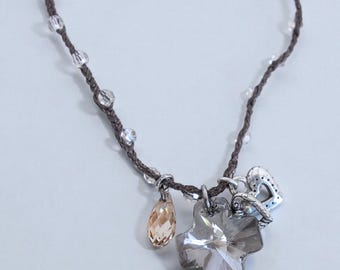 Collier à breloques perles cordon Karma marron Brighton Croix de cristal gris fumé Retiré