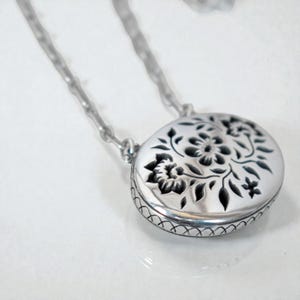 Brighton Cutout Flower Filigree Oval Pendant Necklace Textured Chain Retired image 3