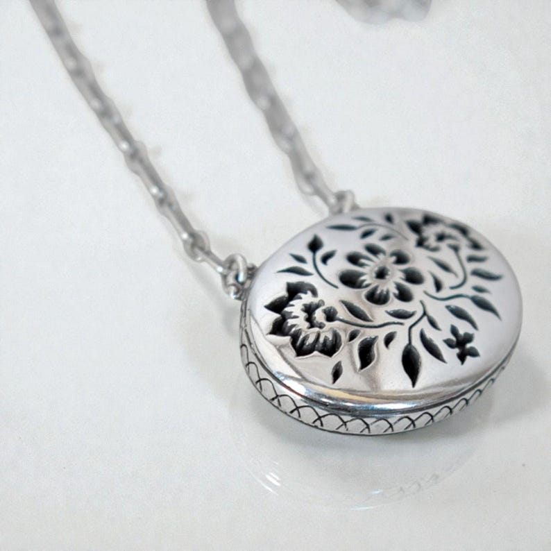 Brighton Cutout Flower Filigree Oval Pendant Necklace Textured Chain Retired image 3