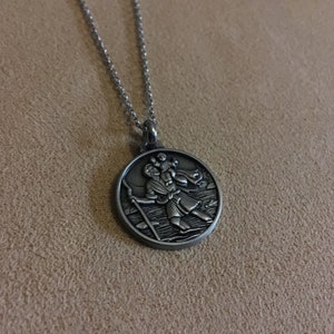 Ciondolo San Cristoforo Netflix Dark Collana religiosa Medaglia San Cristoforo Patrono dei viaggiatori Santo immagine 5