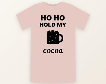 Ho Ho Hold My Cocoa SVG, Divertido SVG PNG de Navidad, Diseño de camiseta de chocolate caliente, Taza navideña SVG, Invierno SVG, Archivo de corte para Cricut Silhouette
