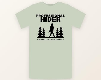 Bigfoot SVG, Escondedor profesional SVG, Diseño divertido de camiseta de Sasquatch, Campeón del escondite SVG PNG, Camping SVG, Archivo de corte para Cricut