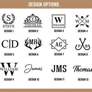Pu&ograve; includere: Sono presentate dodici opzioni di design, con monogrammi, nomi e iniziali in vari font. Il testo "DESIGN OPTIONS" &egrave; nella parte superiore dell'immagine. I design sono numerati da 1 a 12.