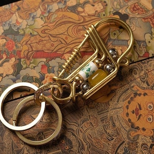 Porte-clés en laiton : cire d'abeille et perles en céramique, style rétro
