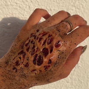 Silicone prosthesis, putrid or deep wound. To apply on a flat surface. /halloween /cosplay/silicone/sfxmakeup/cinema/TV/zombie