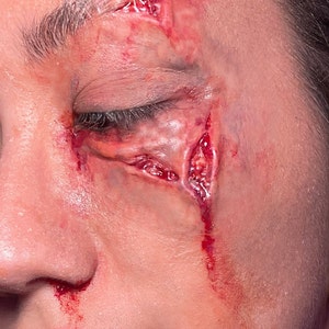 Prosthetic DAMAGED EYE /halloween /cosplay/silicone/sfxmakeup/film/TV/zombie