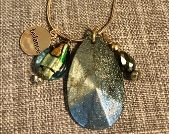 Ręcznie wykonany zielono-złoty, błyszczący naszyjnik z zawieszką