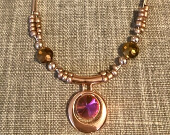 Naszyjnik z wisiorkiem w kolorze magenta rivoli i różowego złota