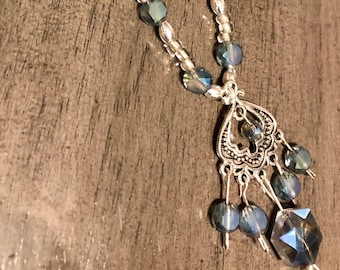 Niebieski i srebrny naszyjnik z wisiorkiem w kształcie żyrandola