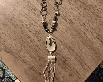 Czarno-srebrny (łańcuszek zwisający) długi naszyjnik z wisiorkiem