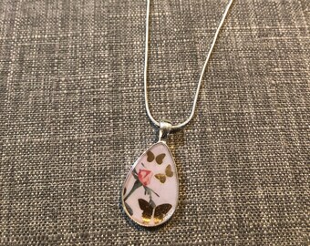 Naszyjnik z łezką i różami oraz metalowymi motylami