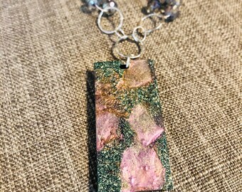 Fioletowo-srebrny naszyjnik z żywicy w kształcie spirali