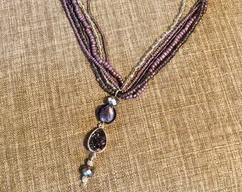 Naszyjnik z fioletowo-srebrnego szkła i druzy