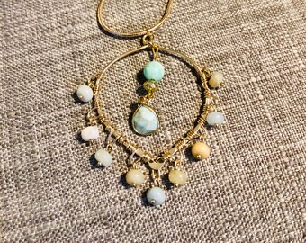 Zestaw naszyjnika i kolczyków z drutu w kolorze starego złota i zieleni