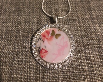 Naszyjnik z wisiorkiem z kryształkami w kształcie kwiatów i motyli