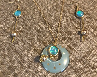 Niebieski ze złotymi kropkami, zawieszka z żywicy i kolczyki w komplecie