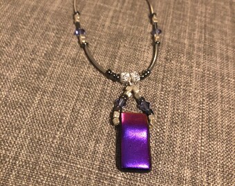 Dwubarwny naszyjnik z wisiorkiem w kolorze magenty/fioletu i srebra