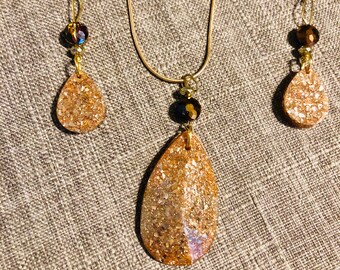 Zestaw naszyjnika i kolczyków z żywicy w kolorze złotym i różowego złota