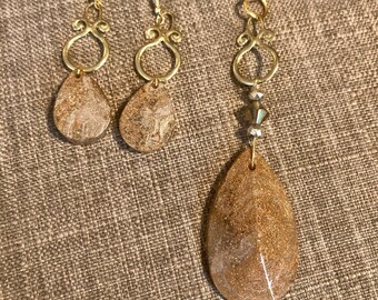 Zestaw złotych kolczyków z żywicy i naszyjnika