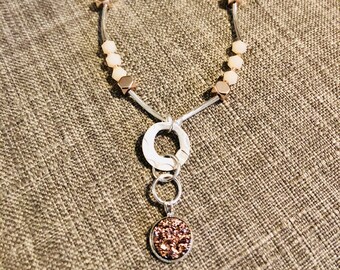 Naszyjnik z różowym druzem i srebrem