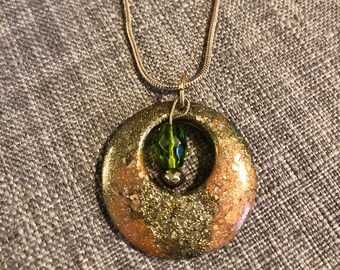 Naszyjnik z miedzi, złota i zielonej żywicy